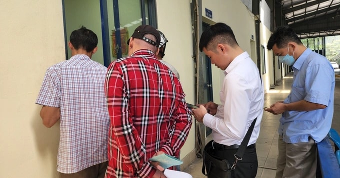 Miễn đăng kiểm xe mới, chủ xe vẫn phải xếp hàng chờ lấy phiếu