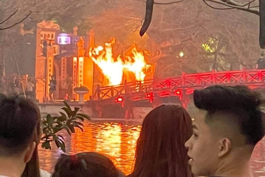 Cháy bốt thu vé gần cầu Thê Húc ở Hà Nội