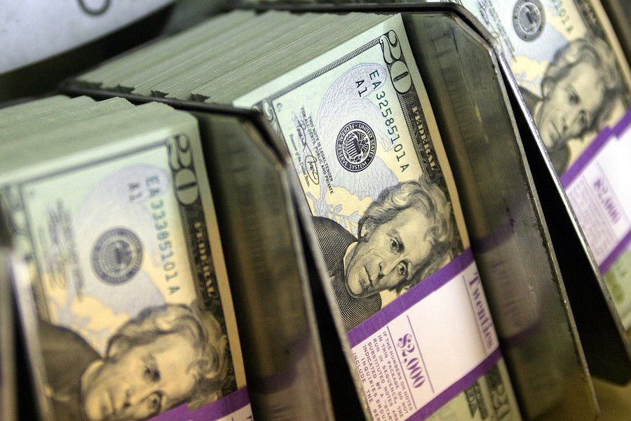 Người Mỹ rút 100 tỷ USD tiền gửi khỏi các ngân hàng