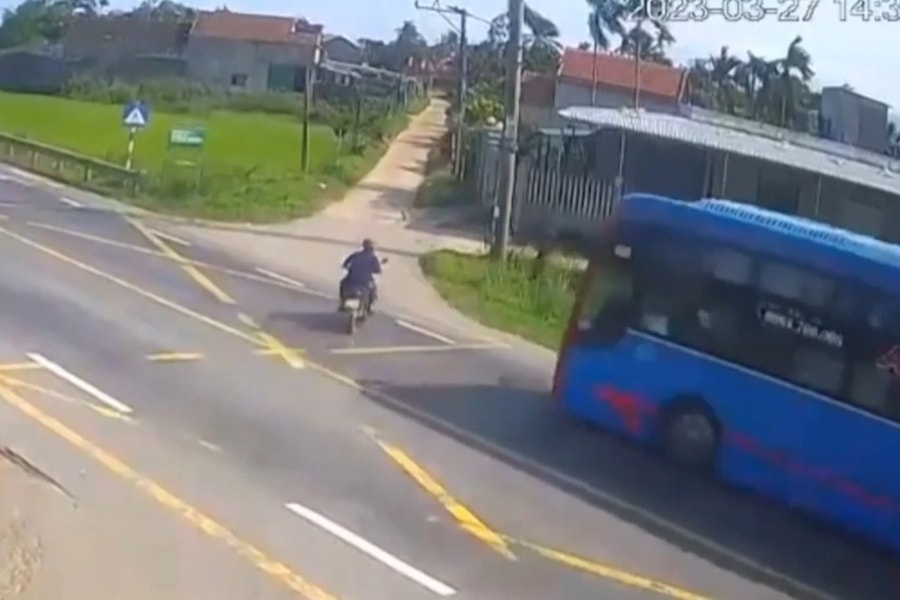 Xe khách lao xuống ruộng: Người đi xe máy có hơi men
