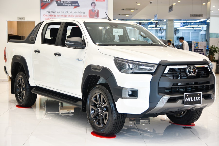 Lượng Toyota Hilux về nhỏ giọt, đại lý cam kết không kèm 'lạc'