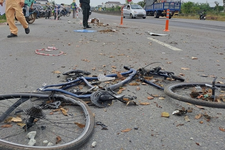 Xe đạp bị xe đầu kéo cán nát bét, người đàn ông thoát chết may mắn