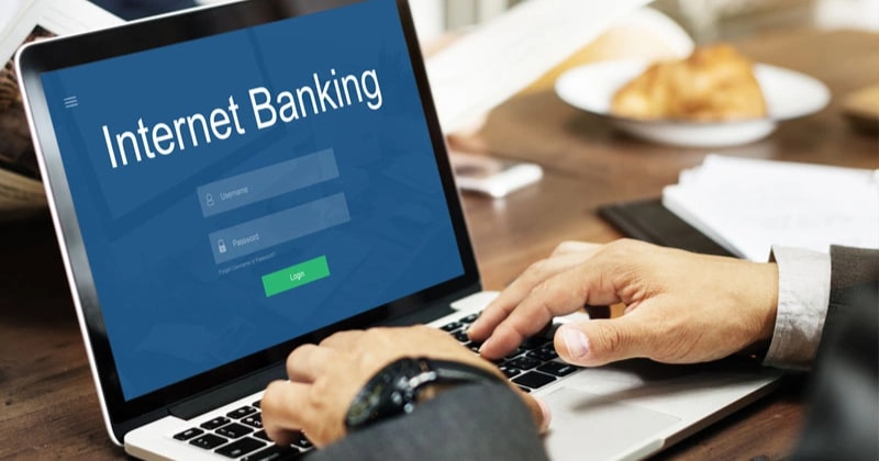 Phụ huynh bức xúc vì ngân hàng thu phí hơn 10.000 đồng khi đóng học phí