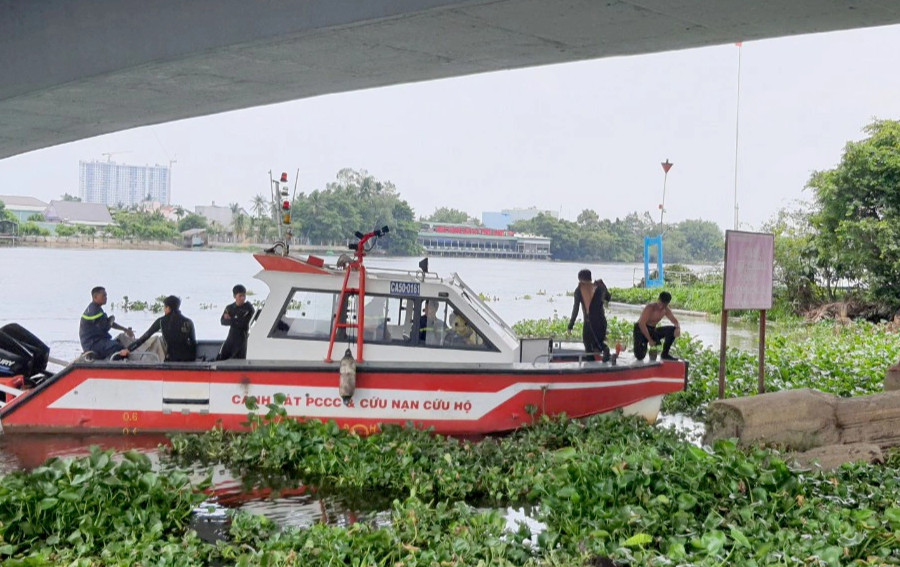 Lặn tìm người đàn ông nhảy sông Sài Gòn tự tử