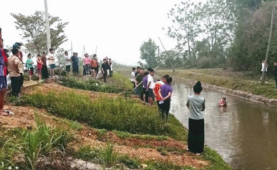 Hai chị em chở nhau trên xe đạp, ngã xuống kênh nước tử vong