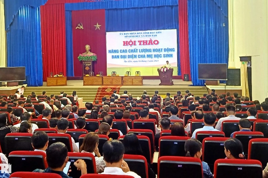 'Học sinh giỏi, thành tích cao mà chỉ có tờ giấy khen thì buồn quá!'