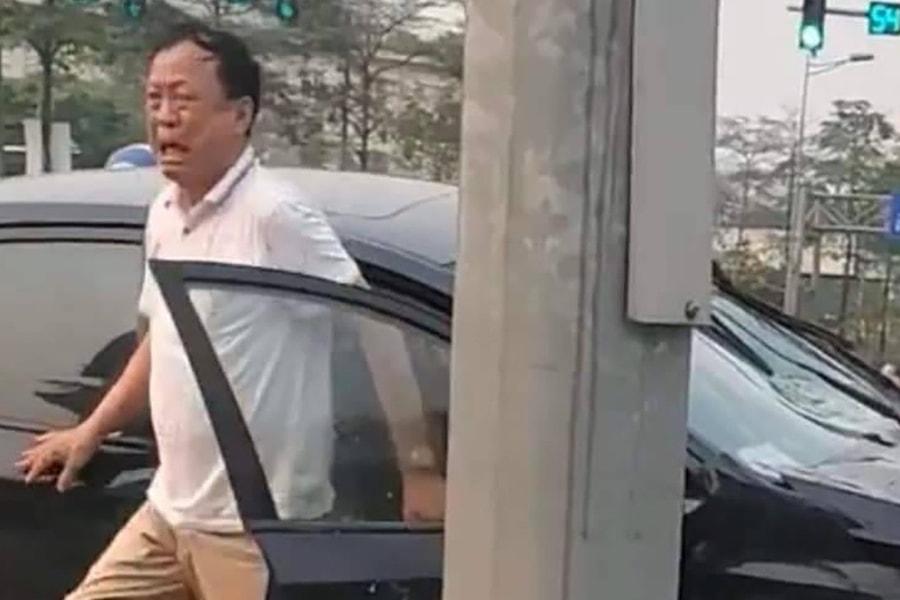Vụ ô tô đâm 17 xe máy: Vì sao tài xế bước ra từ cửa phụ?