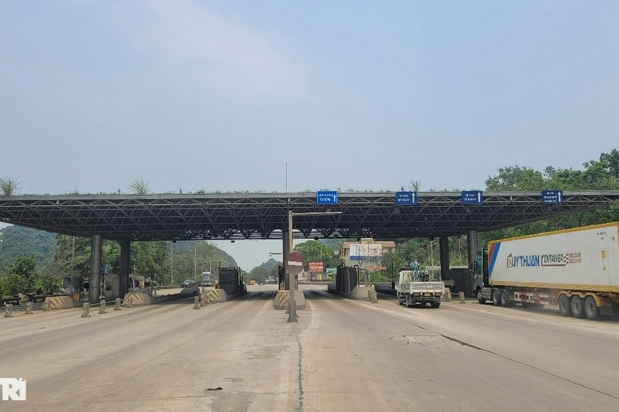 'Lô cốt' bỏ hoang chắn ngang quốc lộ 1A suốt nhiều năm