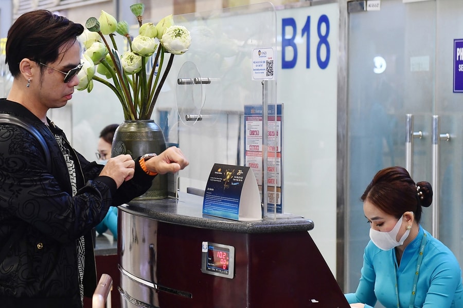 Sân bay Nội Bài thí điểm xác thực hành khách làm thủ tục bay bằng CCCD gắn chip