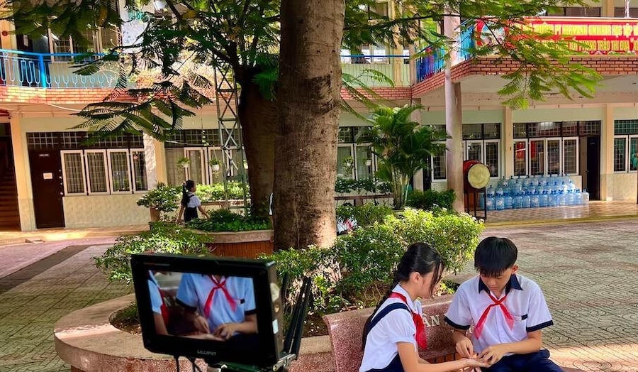 Hiệu phó ở TP.HCM bật khóc vì giám thị yêu cầu học sinh tự lột đồ