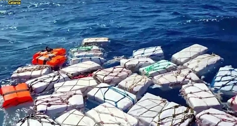 Cảnh sát Italia thu giữ 2 tấn ma túy trôi nổi trên biển