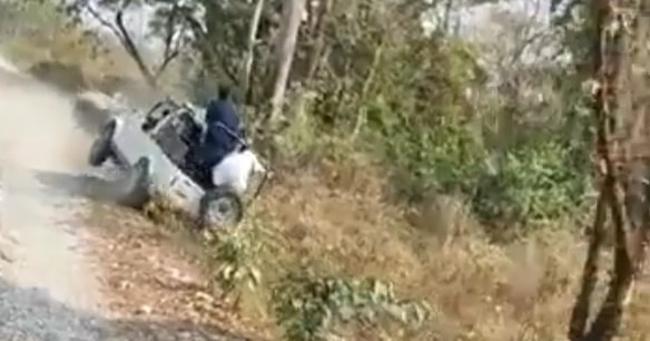 Xe chở du khách lật nghiêng khi đang bị tê giác hung hãn rượt đuổi