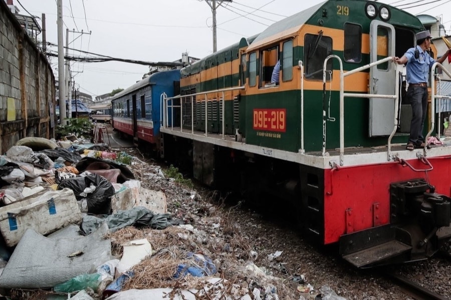 Cuộc chiến với những người lạ mặt sau 0h trên tuyến đường sắt TPHCM