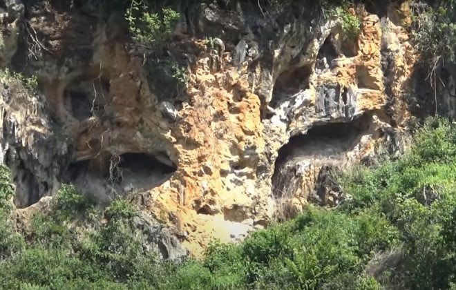 Ở Chi Lăng có một dãy núi với cái tên đáng sợ, trông như một con quỷ núp trong lùm cây, ai trông thấy cũng rùng mình về cảnh tượng và truyền thuyết ở đây