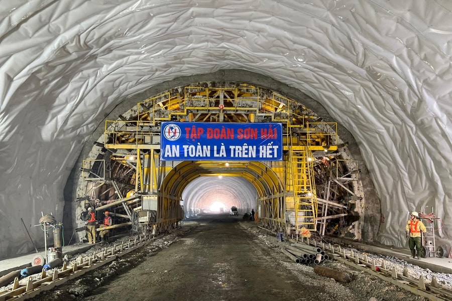 CẬN CẢNH: Cao tốc Nha Trang - Cam Lâm vừa được Tập đoàn Sơn Hải lập kỷ lục về tiến độ thi công, cam kết 10 năm không lún!