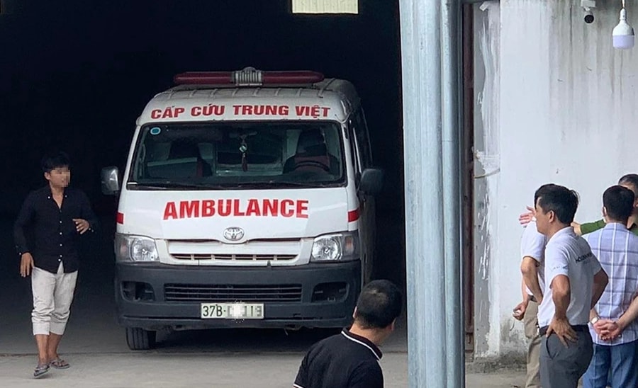 Một người treo cổ trong công ty kinh doanh ô tô