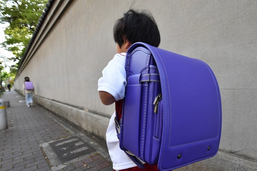 Trẻ em Nhật Bản phải cõng 10 kg sách vở tới trường