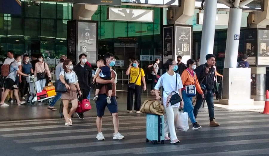 Khoảng 70.000 lượt khách hạ cánh xuống sân bay Tân Sơn Nhất trong ngày 3/5