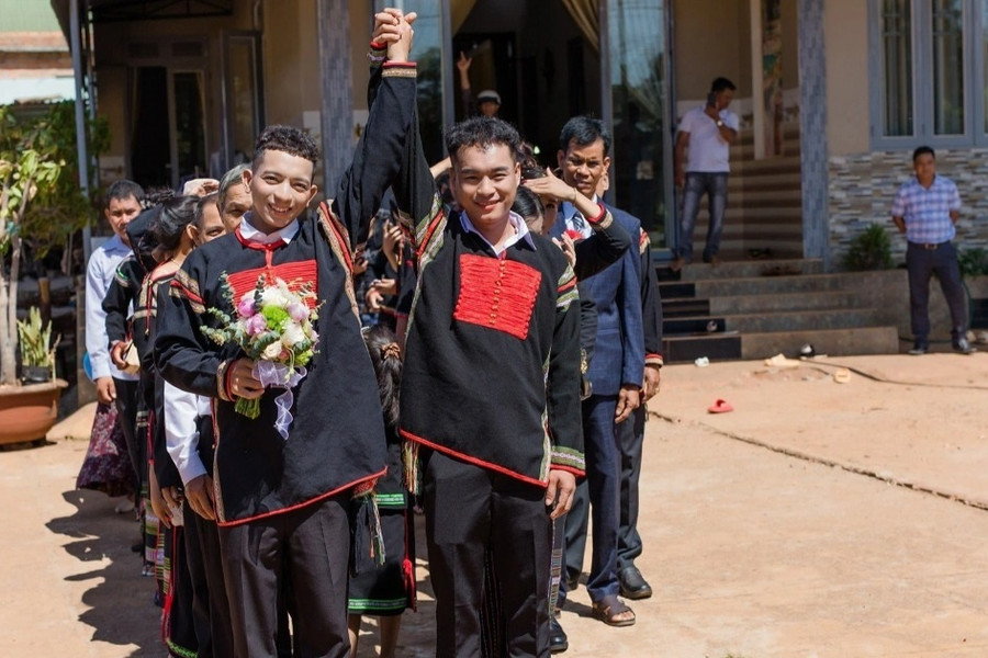 Cả buôn làng đến xem đám cưới của hai chàng trai tại Đắk Lắk