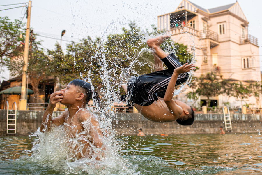 Ao làng ở Hà Nội được cải tạo thành bể bơi giải nhiệt