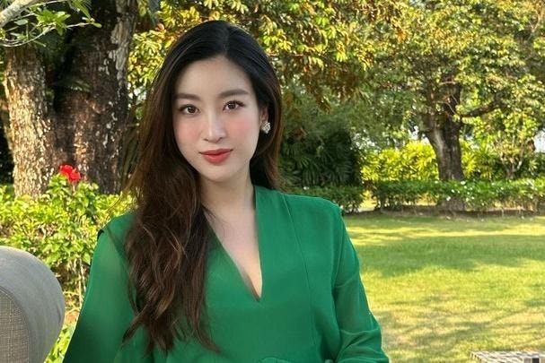 Đỗ Mỹ Linh lộ ảnh đi ăn tiệm, bộ váy đã chứng minh cho tin đồn