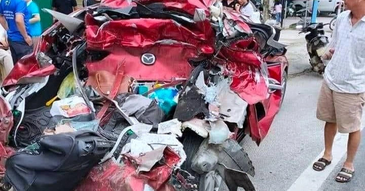 Xe Mazda bị tông cực mạnh khi chờ đèn đỏ, 2 người thoát chết may mắn