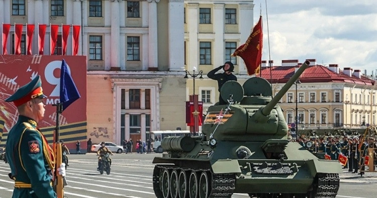 Hình ảnh những vũ khí Nga phô diễn trong lễ duyệt binh Ngày Chiến thắng
