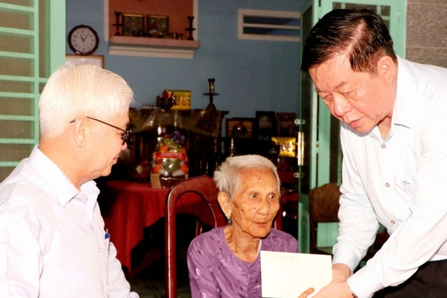 Trưởng ban Tuyên giáo Trung ương thăm mẹ Việt Nam anh hùng tại Bình Dương