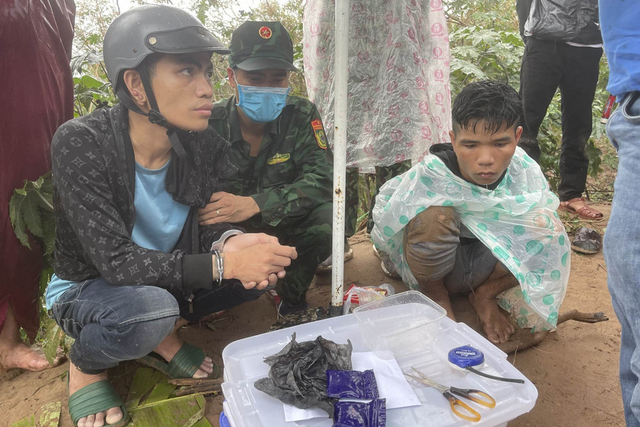 Lợi dụng mưa lớn, 2 kẻ vượt biên sang Lào mua 400 viên ma túy về sử dụng