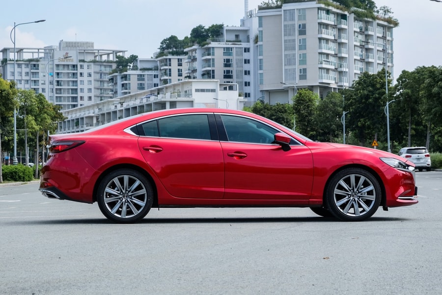 Honda Accord giảm gần 90% doanh số, Toyota Camry vững ngôi vương
