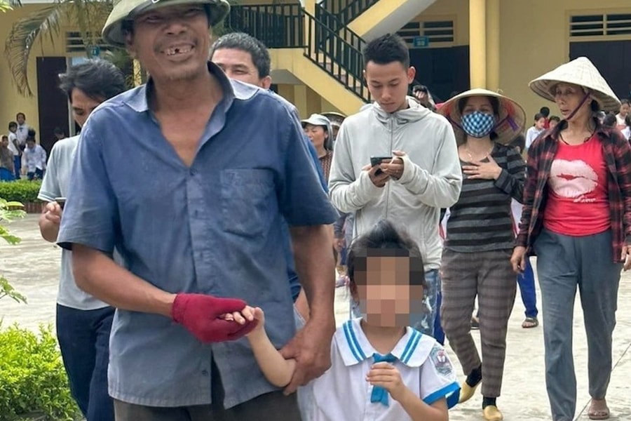 Bé gái lớp 1 ngủ trong tủ phòng học 4 tiếng, cả xã nhốn nháo tìm
