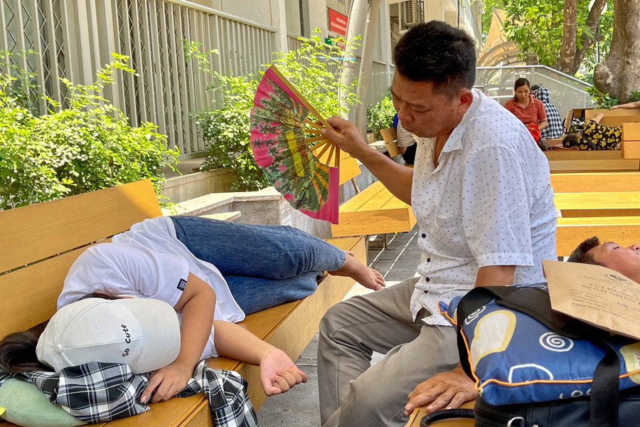 Người nhà bệnh nhân vật vã dưới nắng nóng hơn 50 độ C ở Hà Nội