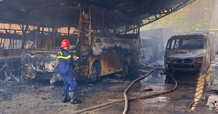 8 ô tô bị thiêu rụi trong vụ cháy bãi xe ở TPHCM