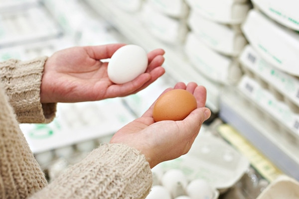 Trứng gà vỏ nâu hay vỏ trắng bổ dưỡng hơn?