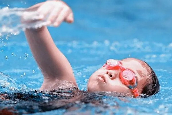 Con gái sợ hãi không dám học bơi, ông bố Tiến sĩ chỉ thủ thỉ một câu mà giúp con vượt qua nỗi sợ: Một cách dạy con quá hay!