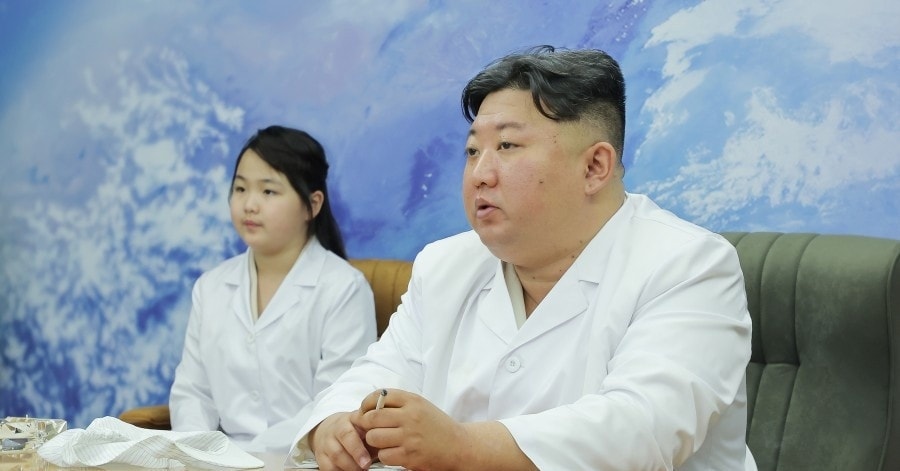 Ông Kim Jong Un cùng con gái thị sát căn cứ vệ tinh do thám