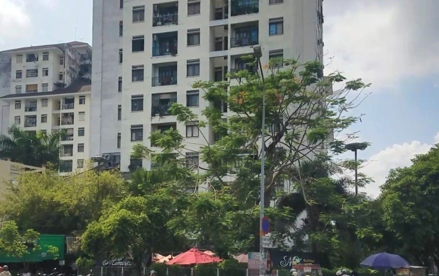 Người phụ nữ tử vong tại đường đi chung cư ở TPHCM