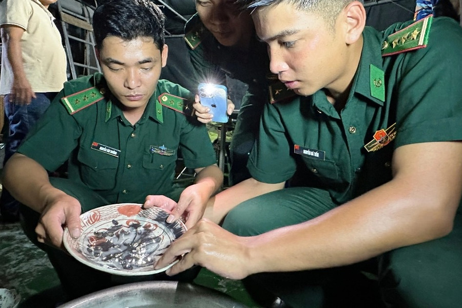 Ngư dân phát hiện nhiều đồ gốm sứ nghi là cổ vật trên vùng biển Quảng Ngãi
