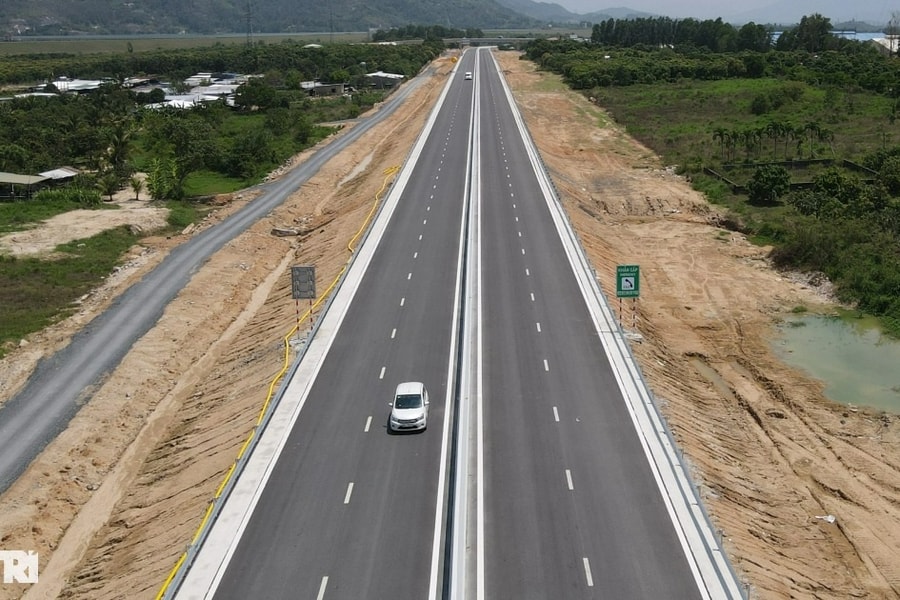 Những phương tiện đầu tiên lưu thông trên cao tốc Nha Trang - Cam Lâm