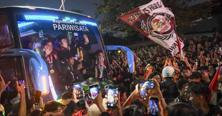 Choáng váng trước cảnh hàng nghìn người chào đón nhà vô địch U22 Indonesia