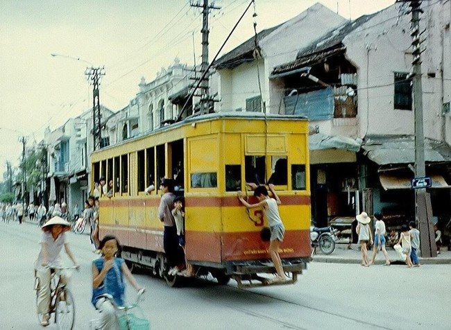 Bộ ảnh màu "chất hơn nước cất" về di sản tàu điện Hà Nội xưa