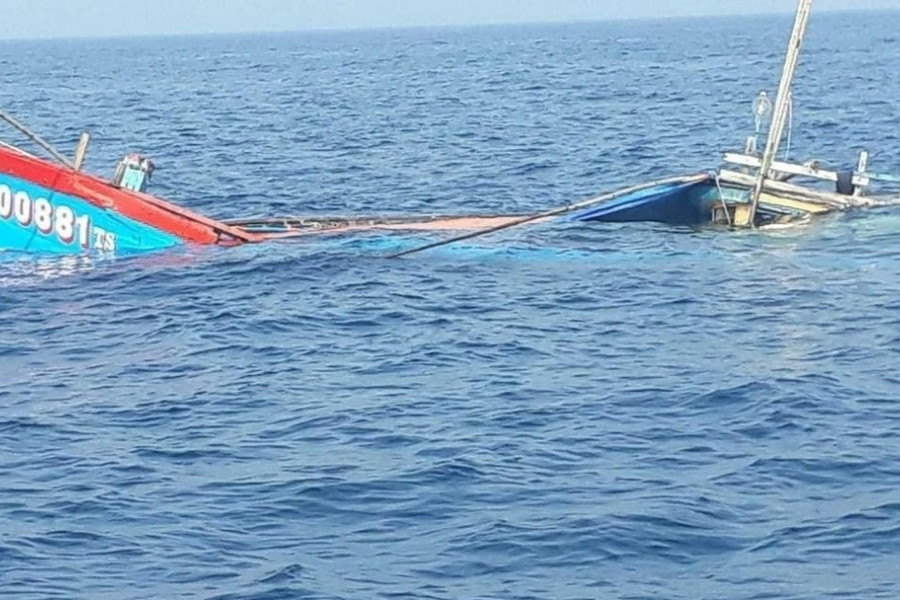 Tàu cá của ngư dân Quảng Nam bị tàu sắt tông chìm