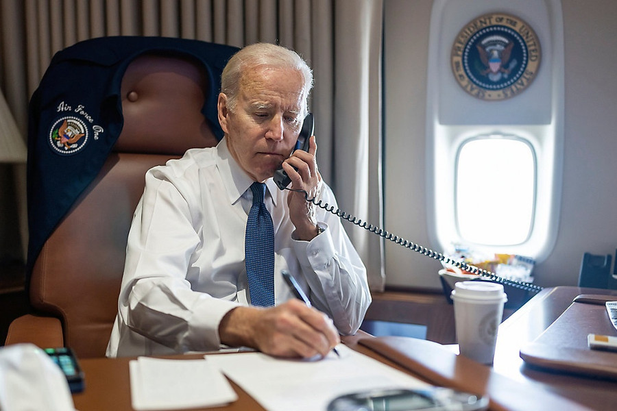 Ông Biden sẽ gọi về Mỹ từ Không lực Một để ngăn vỡ nợ