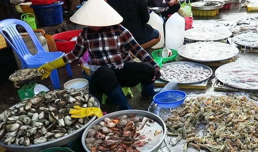 'Luật ngầm' chi hoa hồng đẩy giá hải sản ở Phú Quốc đắt đỏ khó tin