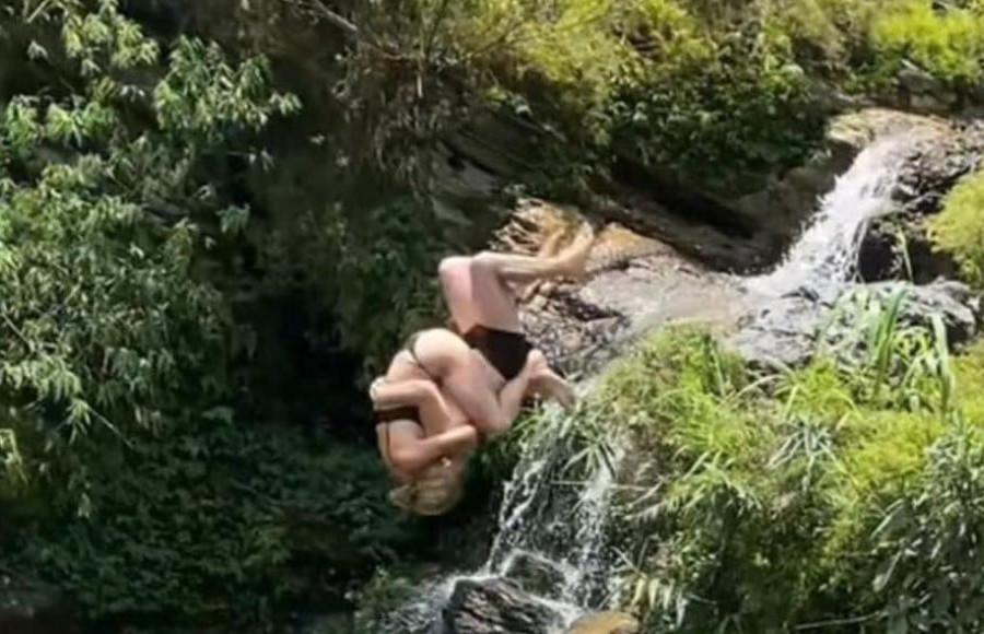 Rùng mình cảnh khách Tây ôm nhau nhảy xuống thác Du Già ở Hà Giang