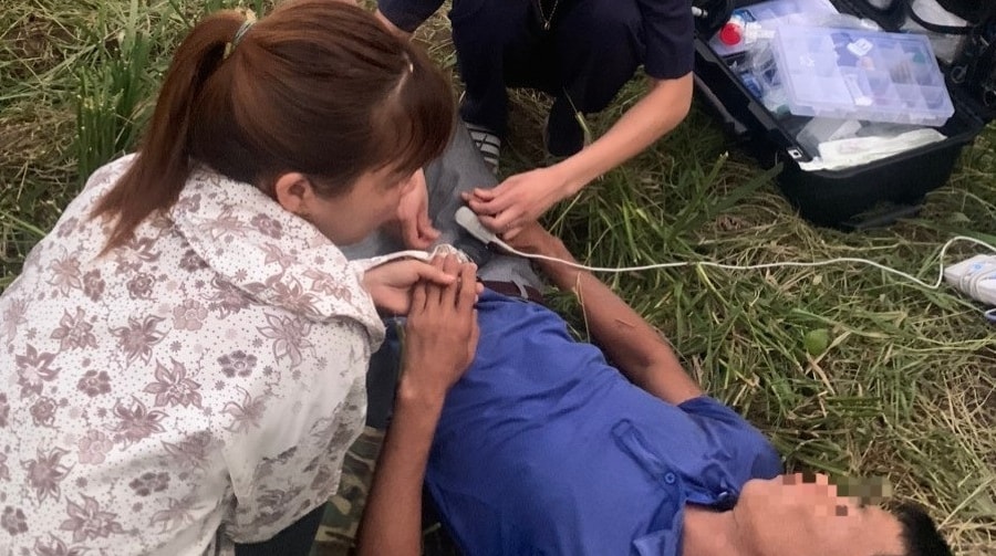 Gặt lúa dưới trời nóng 40 độ C, người đàn ông co giật giữa cánh đồng