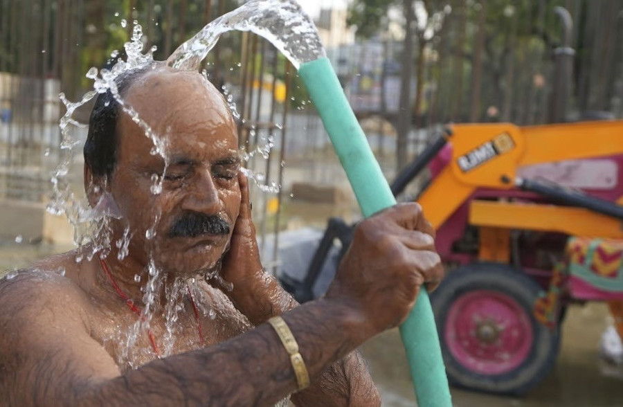 Dân Ấn Độ bị 'cầm tù' vì nắng nóng ‘không thể chịu được’, nhiệt độ hơn 45 độ C
