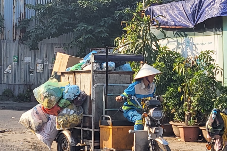 Người bán hàng rong, xe ôm 'phơi' nắng mưu sinh, bác sỹ cảnh báo sốc nhiệt