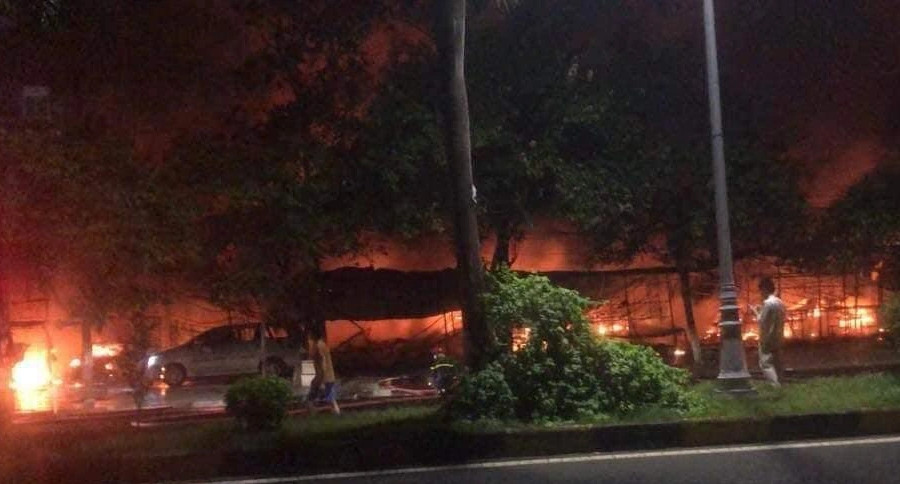 10 ki ốt, 2 ô tô bị cháy rụi ở khu chợ 'chui': Không có trách nhiệm cán bộ?