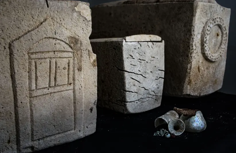 Phát hiện hang chôn cất những chiếc quan tài 1.850 năm tuổi ở Israel